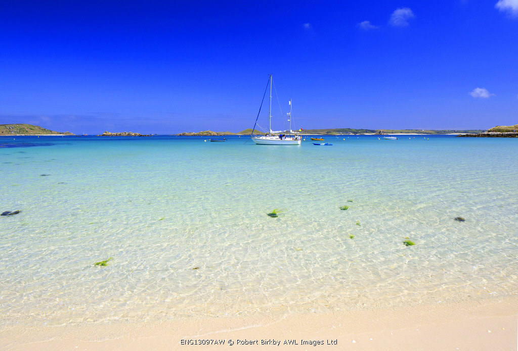 England, Isles of Scilly, Tresco. A sailing boat at Green Porth beach.